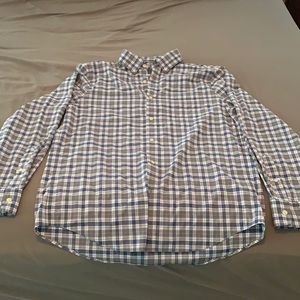 Vineyard vines classic fit shirt.